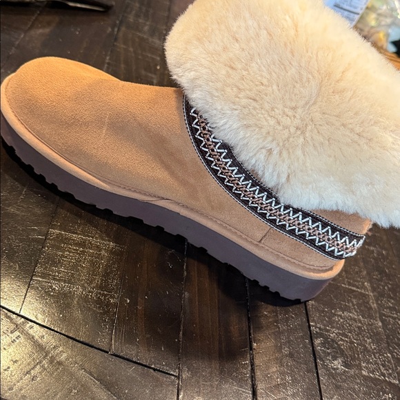 UGG classic short crescent - Picture 11 of 16